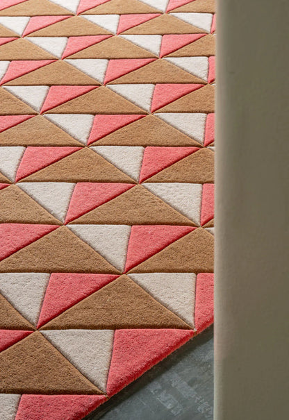 Vloerkleed Triangle Persimmon Pink – Stijlvol Design van Layered